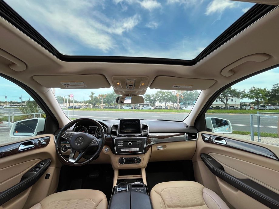 Interior com teto panorâmico